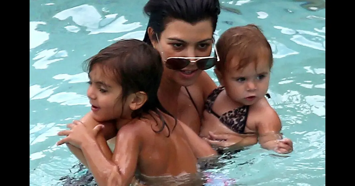 Kourtney Kardashian : Maman sexy et câline en vacances avec ses enfants