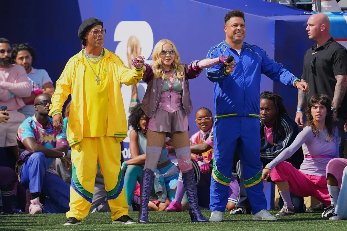 Brasileiro assina styling de Ronaldo em show da final da Copa com Madonna e Ronaldinho Gaúcho